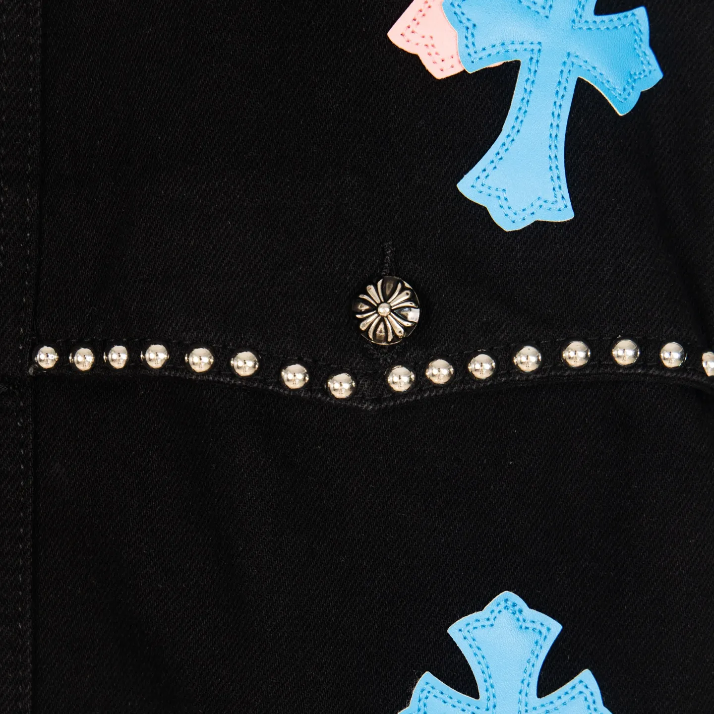 P280 Chrome Hearts Chrome Hearts heavy-duty denim jacket with rivets and multiple farts. The same model as the Internet celebrity star. The cross-printed denim jacket has a unique cross design element and is full of design. It is made of 100% denim cotton fabric with heavy coarse yarn count, which ensures a stiff and tough silhouette while being soft, comfortable and breathable. The lapel is designed with silver buttons and is full of texture. The classic white cross logo is all over the dress, making it a perfect versatile style for spring and summer! The original loose version is made of high-quality pure cotton fabrics. The fabric pattern is high-definition and delicate without burrs. It is comfortable and breathable to wear. All the buttons are molded and customized. It is casual and fashionable and can be matched with any bottoms. It can be windproof and sunproof in spring and summer. It can be worn outside in autumn and winter! Easily concave shape makes you look slimmer and taller, perfect for both men and women! Style number: 1764# Color: Black Size: S M L XL